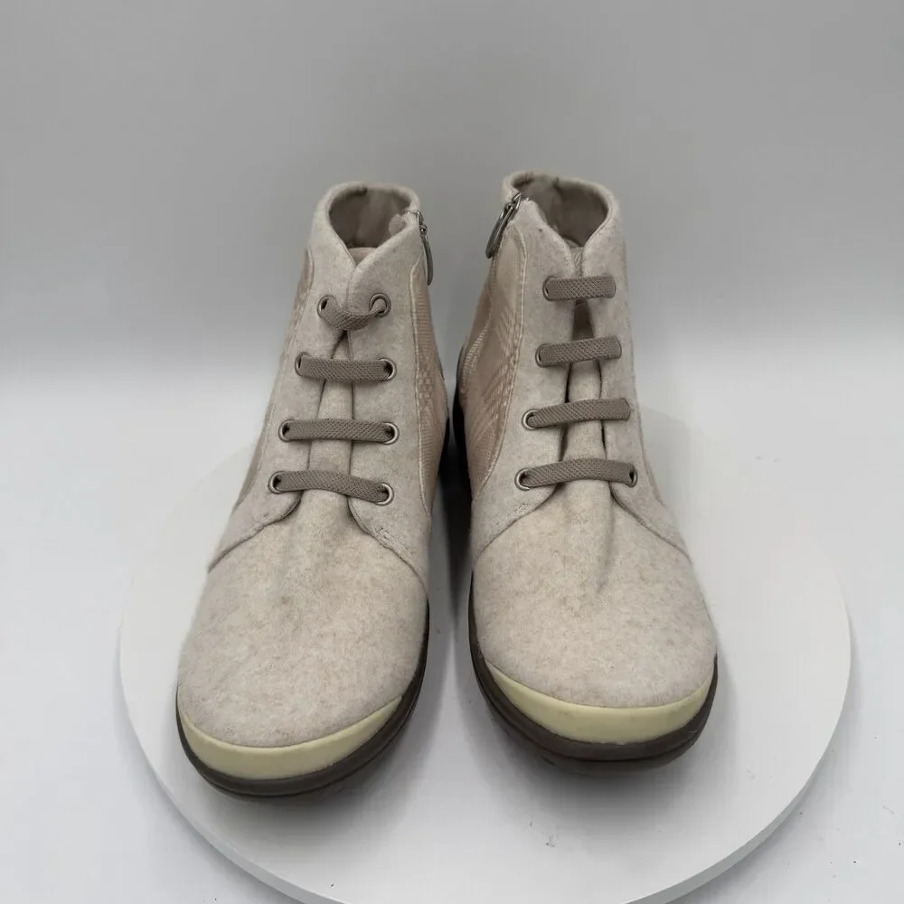 Bzees Women’s Cream‎ Plaid Kickback Washable Ankle Booties, Size 9
